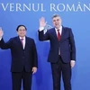 Премьер-министр Фам Минь Тьинь (слева) и его коллега из Румынии Ион-Марчел Чиолаку встречаются в Бухаресте 22 января. (Фото: ВИA)