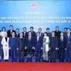 Вице-премьер Чан Лыу Куанг (седьмой справа) и делегаты на мероприятии (Фото: ВИA)