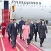 Президент Филиппин Фердинанд Ромуальдес Маркос-младший с супругой прибывают в Ханой. (Фото: ВИA)