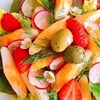Из клубники можно приготовить вкусные салатные миксы с другими фруктами и овощами. (Фото: cookpad.vn)