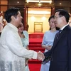 Президент Во Ван Тхыонг с супругой (справа) прощаются с президентом Фердинандом Ромуальдесом Маркосом-младшим и его супругой (Фото: ВИA)