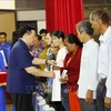 Председатель Национального собрания Выонг Динь Хюэ вручает подарки на Тэт домохозяйствам льготной категории в провинции Йенбай 31 января. (Фото: ВИA)
