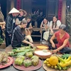 Приготовление пирога чынг - типичного блюда на праздновании Нового года (Тэт) во Вьетнаме. (Фото:ВИA)