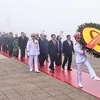 Действующие и бывшие руководители партии и государства приходят почтить память президента Хо Ши Мина в его мавзолей в Ханое 2 февраля (Фото: ВИA)