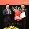 Президент государства вручил почетный знак «45 лет членства в КПВ» секретарю парткома г. Хошимина Нгуен Ван Нэну (справа). (Фото: ВИA)