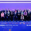 Главы МИД стран АСЕАН и ЕС позируют для группового фото на встрече (Фото: ВИA)