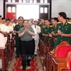 Премьер-министр Фам Минь Тьинь посещает полицейские и военные силы города Кантхо. (Фото: ВИA)