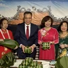 Посол Данг Минь Кхой, его супруга и сотрудники посольства делают традиционный новогодний пирог баньчынг. (Фото: ВИА)