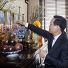 Президент Во Ван Тхыонг воскуряет благовония в память о товарище Чыонг Тьине. (Фото: ВИА) 