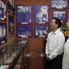 Президент Во Ван Тхыонг воскурил благовония в память о покойном президенте Фронта национального освобождения Южного Вьетнама Нгуен Хыу Тхо. (Фото: ВИA)