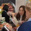Российские покупатели проявляют свой интерес к вьетнамским продуктам питания. (Фото: ВИA) 