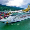 Пятизвездочный лайнер Dream Cruise, вмещающий более 2016 пассажиров, прибыл в порт Тьенща. (Фото: ВИA).