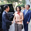 Генеральный директор ВИА Ву Вьет Чанг приветствует министра информации и коммуникаций Нгуен Мань Хунга (Фото: ВИА)