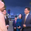 Вечером 18 февраля председатель Народного комитета города Халонг Нгуен Тьен Зунг (справа) посещает Индийскую пару. (Фото: ВИА) 