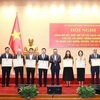 Председатель Народного комитета Ханоя Чан Ши Тхань вручает почетные грамоты коллективам, добившимся выдающихся успехов в проведении административной реформы в 2023 году (Фото: nhandan.vn)