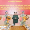 Генерал-полковник Хоанг Суан Чиен вручает решения 4 офицерам. (Фото: ВИА) 