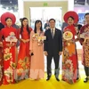 Посол Вьетнама в Индии Нгуен Тхань Кхай (третий справа) и представители департамента туризма города Дананг на ярмарке. (Фото: ВИA)