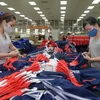 Рабочие производят одежду на экспорт. (Иллюстративное фото: ВИA)