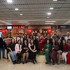 Члены Ассоциации вьетнамских врачей, фармацевтов в России и гости позируют для фотографии на память. (Фото: ВИА) 