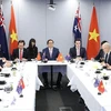 Премьер-министр Фам Минь Тьинь посещает Организацию научных и промышленных исследований Содружества (CSIRO) Австралии в Канберре 8 марта. (Фото: ВИA) 