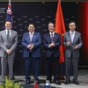 Премьер-министр Фам Минь Тьинь (третий слева) стал свидетелем обмена документами о сотрудничестве между вьетнамским и австралийским университетами. (Фото: ВИA)