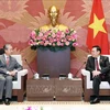 Председатель НС Выонг Динь Хюэ (справа) и посол Китая во Вьетнаме Сюн Бо. (Фото: ВИA)