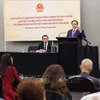 Премьер-министр Фам Минь Тьинь проводит встречу с сотрудниками посольства Вьетнама и представителями вьетнамской общины в Новой Зеландии 10 марта (Фото: ВИA)