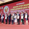 Представители предприятий получают сертификаты высококачественной вьетнамской продукции 2024 года. (Фото: ВИА) 