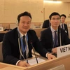Посол Май Фан Зунг (слева), постоянный представитель Вьетнама при Организации Объединенных Наций (ООН) в Женеве, во время диалога. (Фото: ВИA)