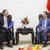 Заместитель премьер-министра Чан Лыу Куанг (справа) принимает президента Корейского агентства международного сотрудничества (KOICA) Чан Вон-сэма в Ханое 19 марта (Фото: ВИA)