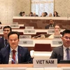 Посол Май Фан Зунг (слева), постоянный представитель Вьетнама при ООН в Женеве (Фото: ВИA)