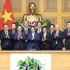 Премьер-министр Фам Минь Тьинь и делегаты на рабочей встрече. (Фото: ВИA)