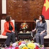 Исполняющая обязанности президента Во Тхи Ань Суан (справа) и директор ВБ по Вьетнаму Кэролин Терк. (Фото: ВИA)