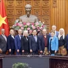 Заместитель премьер-министра Вьетнама Чан Лыу Куанг (шестой слева) и его гости из США (Фото: ВИА) 