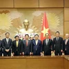 Председатель НС Выонг Динь Хюэ и делегация Keidanren на встрече в Ханое 28 марта. (Фото: ВИA)