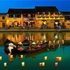  Бумажные фонарики на реке в Хойане. (Источник: congly.vn )