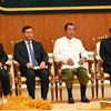 Председатель Народной партии Камбоджи и председатель Высшего консультативного совета короля Камбоджи Самдеш Течо Хун Сен (второй справа) на первом заседании Сената Камбоджи 5-го созыва. (Фото: AKP/ВИA)