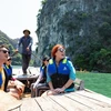 Иностранные туристы осматривают бухту Халонг (Фото: ВИA)