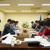 Заместитель министра иностранных дел Ле Тхи Тху Ханг председательствует на встрече с вьетнамскими экспертами и представителями интеллигенции в Японии. (Фото: ВИA) 