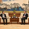 Заместитель премьер-министра Чан Лыу Куанг (слева) и министр иностранных дел Китая Ван И. (Фото: ВИA)