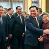 Председатель НС Выонг Динь Хюэ (второй справа) и китайский делегат на встрече дружбы народов в Пекине 9 апреля. (Фото: ВИA)