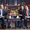 Председатель НС Выонг Динь Хюэ (справа) встречается с генеральным директором корпорации «Power China» Ван Биней. (Фото: ВИA)