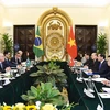 На переговорах между министром иностранных дел Буй Тхань Шоном и его бразильским коллегой Мауро Виейра в Ханое 10 апреля. (Фото: ВИA)