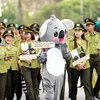Жители провинции Куангбинь и солдаты участвуют в параде, призывающем население отказаться от употребления в пищу диких животных (Фото: ВИА) 