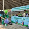 Жители Хюэ обменивают мусор на подарки в День борьбы с пластиком в провинции Тхыатхиен-Хюэ в 2024 году. (Фото: ВИA)