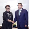 Премьер-министр Фам Минь Тьинь (справа) принимает министра иностранных дел Индонезии Ретно Марсуди (Фото: ВИА) 
