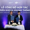 Заместитель генерального директора АО "Инвестиции и эксплуатация международного терминала Дананг" (AHT) До Чонг Хау (слева) и представитель компании FPT Software подписывают документ о сотрудничестве 22 апреля. (Фото: ВИA)