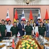 Заместитель министра национальной обороны Хоанг Суан Чиен (пятый справа) пожимает руку своему коллеге из РК Ким Сон Хо на 11-м диалоге Вьетнам-Республика Корея (РК) (Фото: ВИА) 
