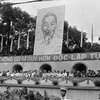 15 мая 1975 года в Сайгоне - Жадинь (ныне Хошимин) состоялась церемония празднования освобождения Юга и национального воссоединения. На мероприятии присутствовали тогдашний президент Тон Дык Тханг и многие другие лидеры. (Фото: ВИA)