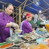 В 71 киоске у гурманов есть возможность насладиться изысканным вкусом традиционных блюд Хюэ и познакомиться с квинтэссенцией блюд трех регионов страны. (Фото: ВИA).